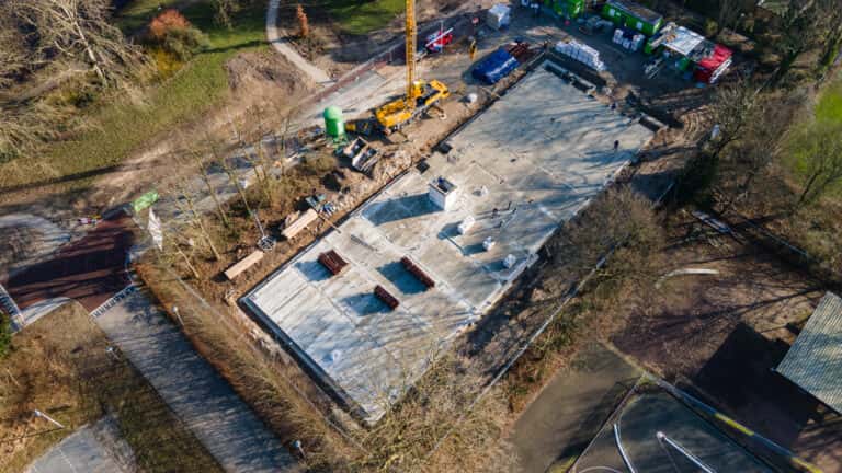 Eerste vloeren Parabool Deventer gelegd