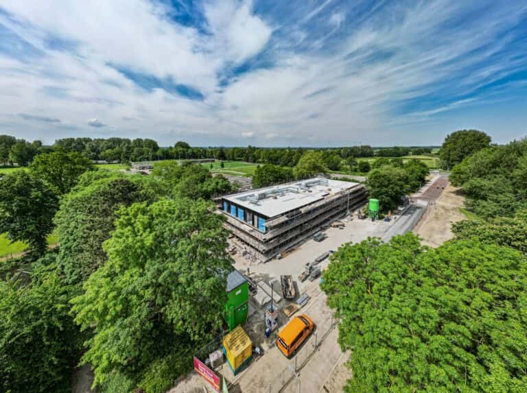 Houten gevel De Parabool in Deventer