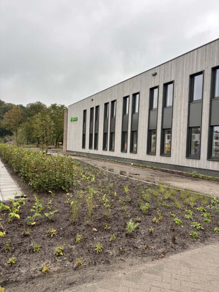 Aangeplante tuin, mos- en plantenwand in ons gerenoveerde kantoor