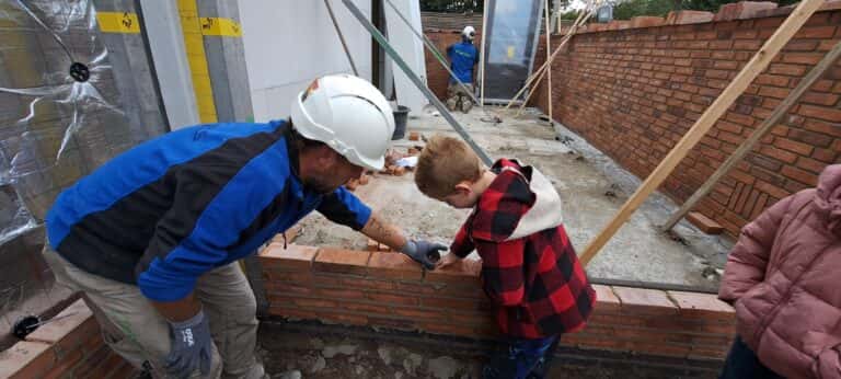 Leerlingen Daniël de Brouwerschool bezoeken bouwplaats