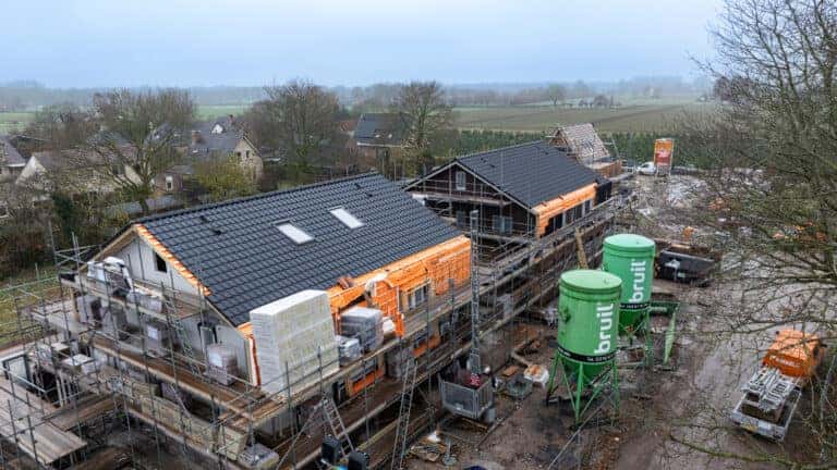 Laatste pannen op de daken Hoge Enk