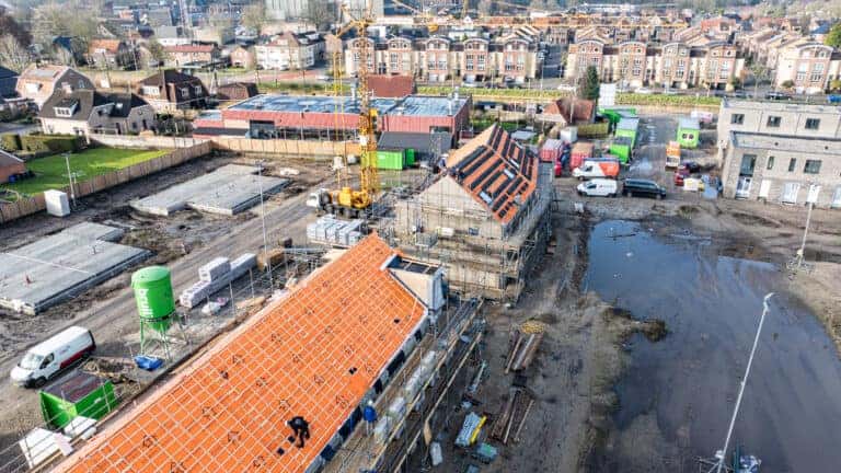 Pannen op de daken bij Douma terrein in Raalte