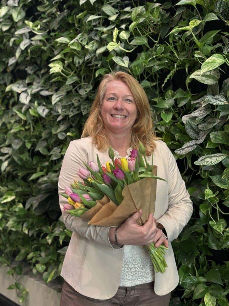 Nikkels verrast medewerkers met tulpen