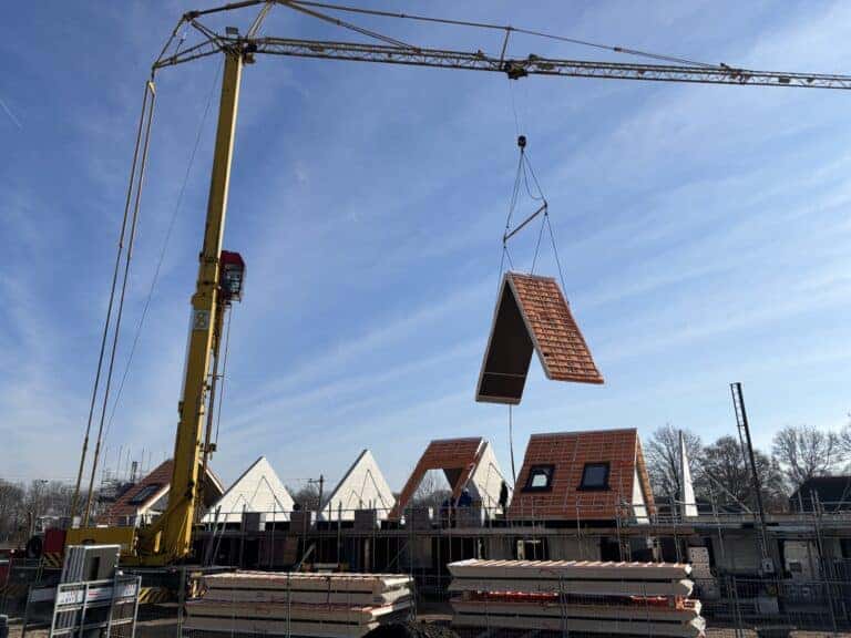 Eerste daken fase 2 Douma geplaatst