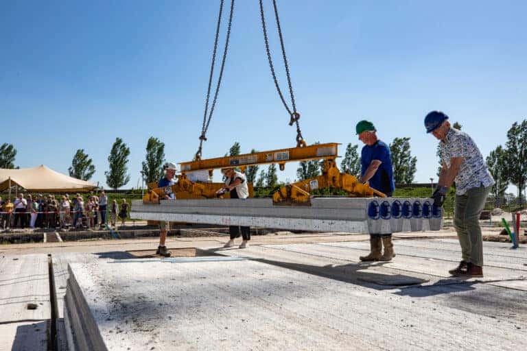 Nieuwe bewoners leggen vloerplaat bij Veecatenhof