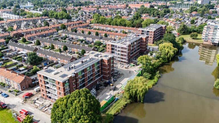 Steigers weg bij de H-flats in Apeldoorn