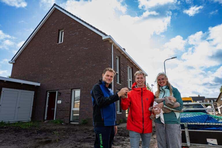 Kopers ontvangen sleutels woning 2e fase Douma Raalte