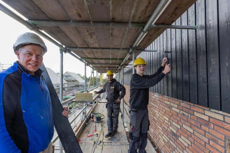 Het vak van timmerman leren op de bouw