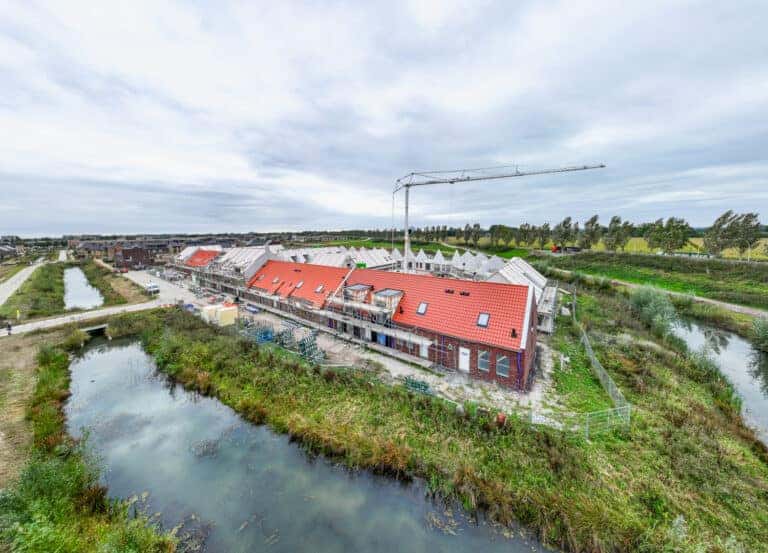 Eerste dakpannen gelegd Veecatenhof Zwolle