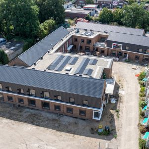 Woonzorglocatie beekwal aanzicht vanaf de weg