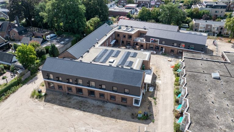 Woonzorglocatie beekwal aanzicht vanaf de weg